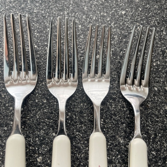Set of 4 vintage floral patterned forks in white and multi-colour kitchenware - Picture 3 of 7